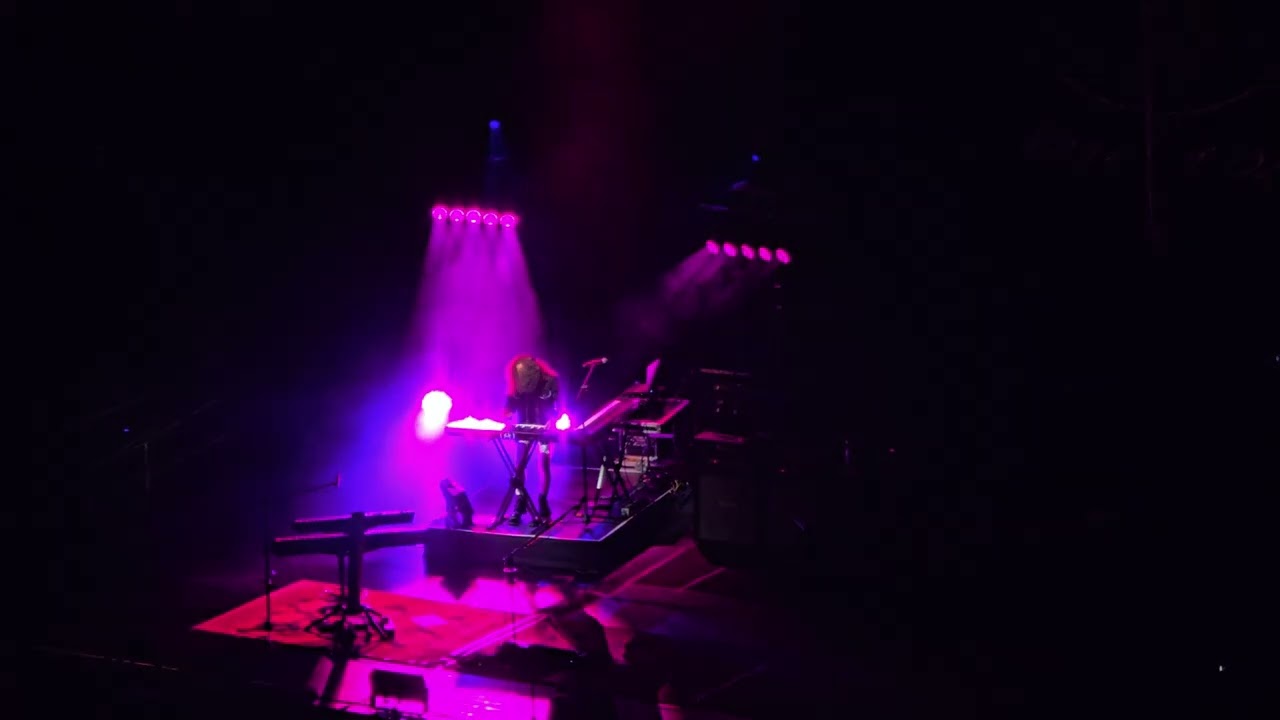 Keyboard solo by Dennis Atlas - TOTO Live in Manila [4K Full Show] 