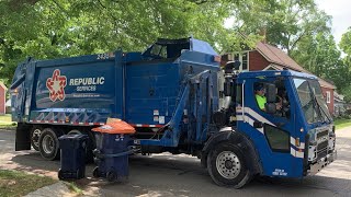 Republic on Cascades ~ Shiny Mack LR Heil Python Garbage Truck Packing Out on Recycling in the Hood!