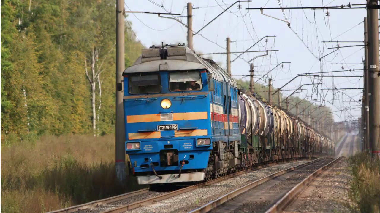 Грузовой поезд с машинами Грузовой поезд с машинами