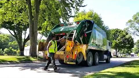 Waste Management: Mack MRU/ McNeilus Tag-Axle Rear Loader
