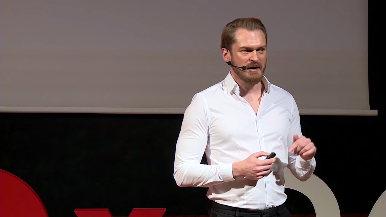 Wszystko jest wszystkim | Piotr Bucki | TEDxSGH