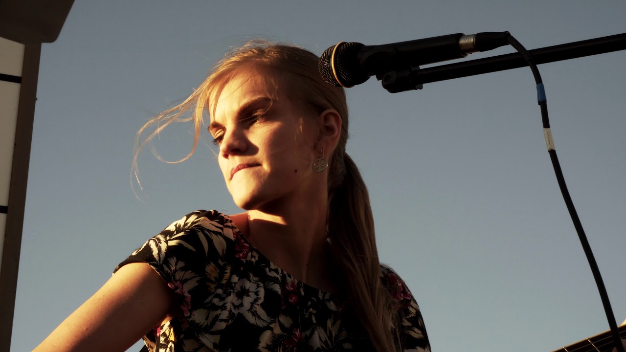 Willow Song at The Healthy Hippie Cafe