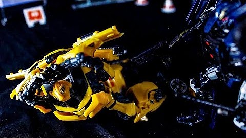 Transformers the Last Knight: Robocop Barricade vs Bumblebee (Official Stop Motion)