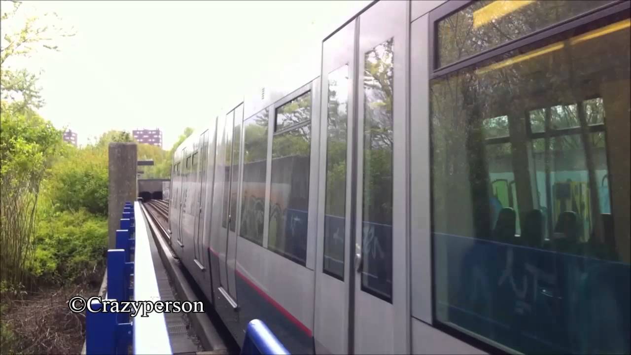 RET Metro Type B komt aan op Zalmplaat richting Rotterdam Centraal