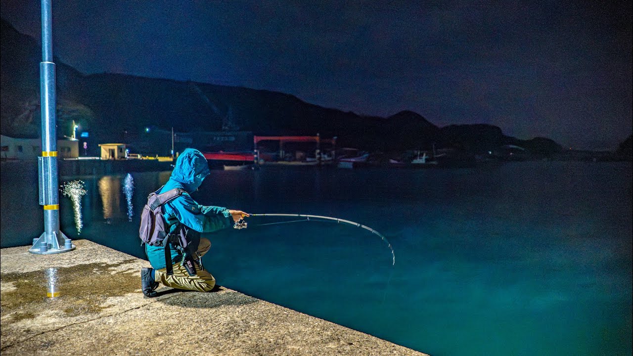 Чтобы поймать много рыбы, мужчина идет на рыбалку ночью.