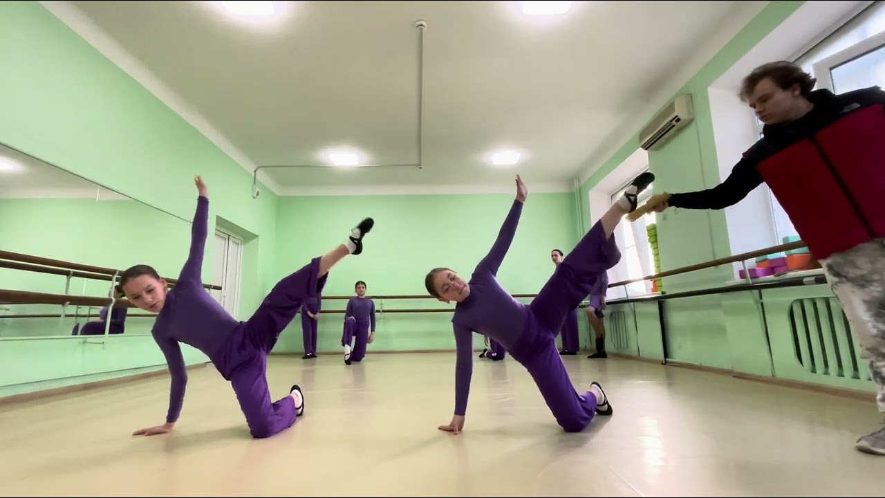 Modern-jazz dance lesson part cross: floor adagio 