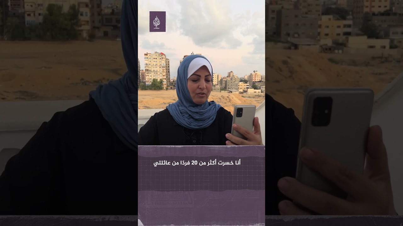سقوط قذائف خلف امرأة فلسطينية أثناء تصويرها العدوان على قطاع غزة
