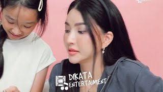 MOMENT CICI THALIA NUNJUKIN KE MAMIO YANG MAU NITIP KE PAPIO PAS LAGI DI PARIS #love #sargio #happy