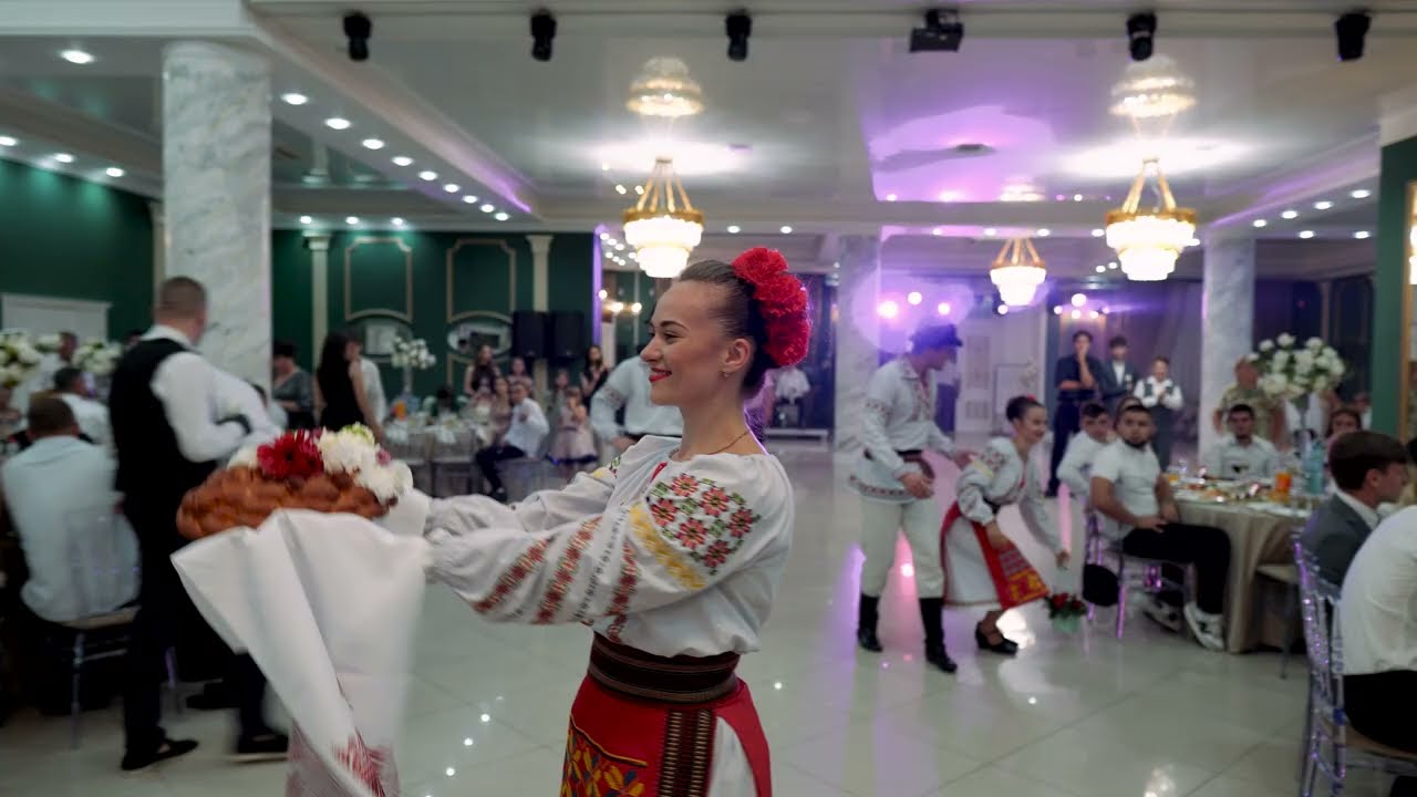 Dansul colacului ! Ansamblul Izvoraș! - YouTube
