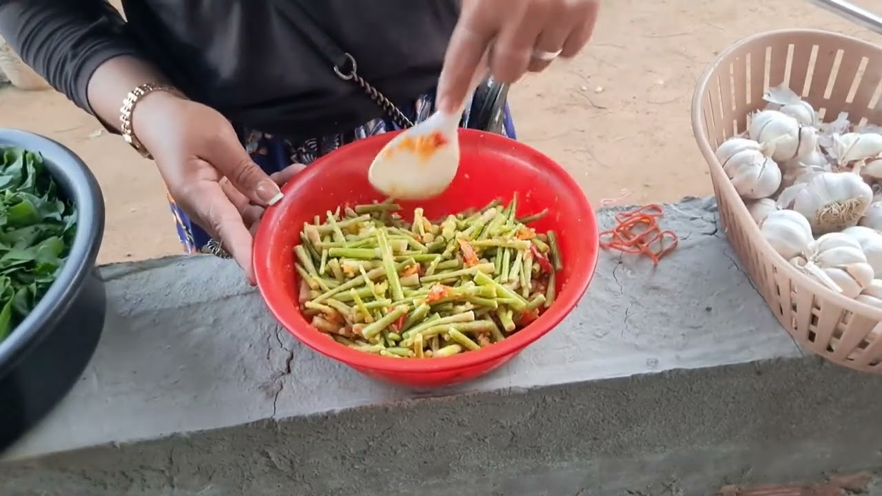 ធ្វើជ្រក់ទំពាំងព្រិចហូបដើរកាច់ជិតផ្ទះ