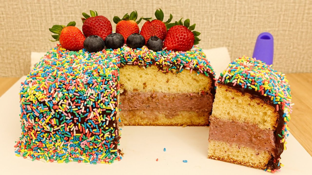 BOLO RECHEADO DE FRUTAS VERMELHAS 