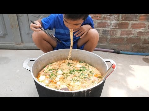 Video Trẻ Trâu Làm Nồi Mì Cay Khổng Lồ To Nhất Làng Ăn Siêu... - youtube