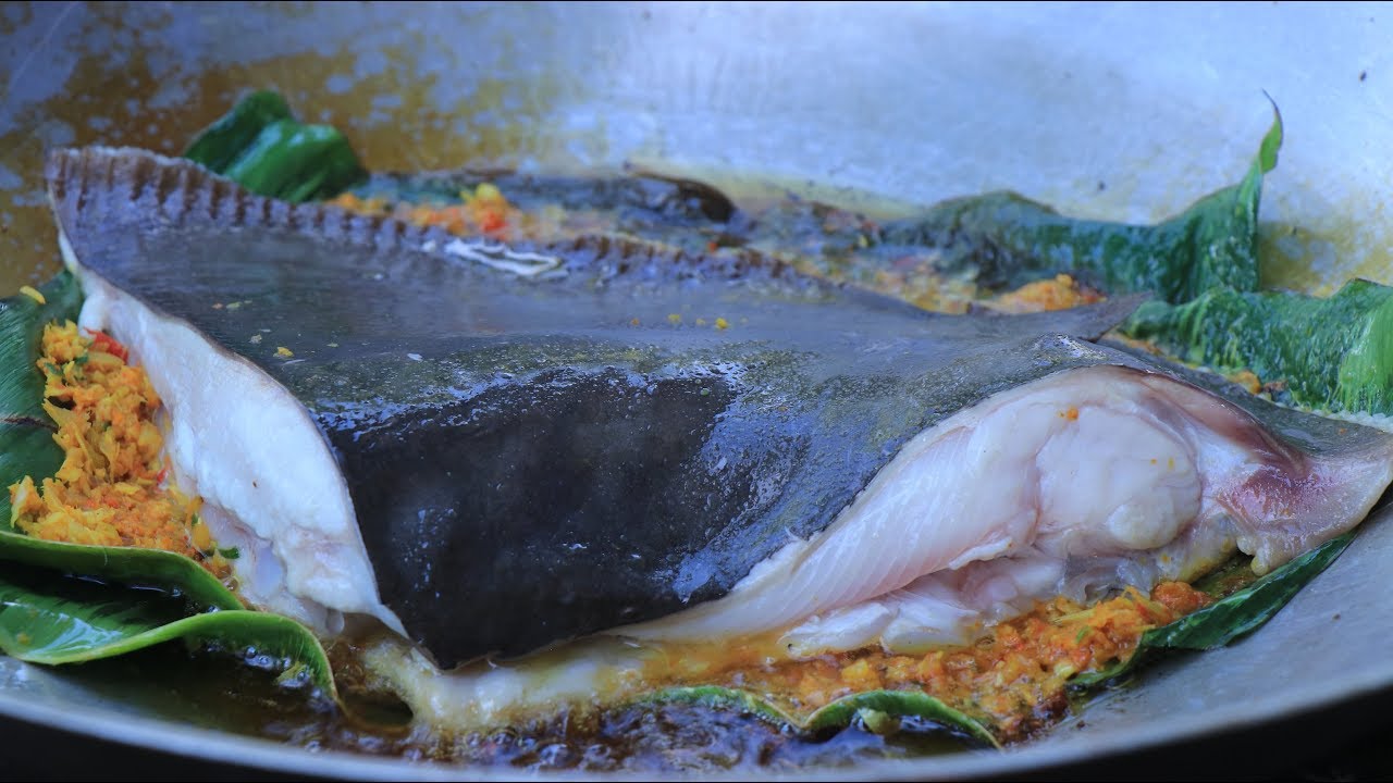 Yummy fried stingray with banana leaves recipe cooking by countryside