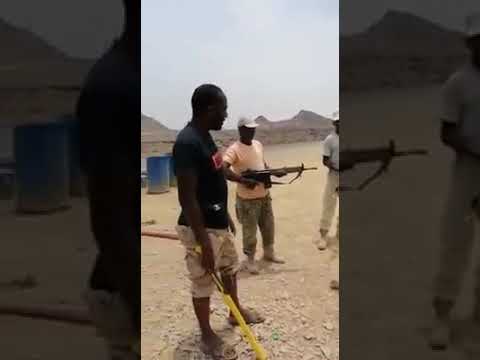 اسير حوثي يلقن السودانيين درس درس في حب الوطن