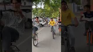 pera whellie comparison moto vlog 💀🫰😈🤔#trendingaudio #wheelie #kaise #sikhe #youtubeshort