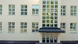 Jokipuiston kouluun Sipoossa asennettiin Ikkunatehdas Lasivuorimaan VARI-perinneikkunat