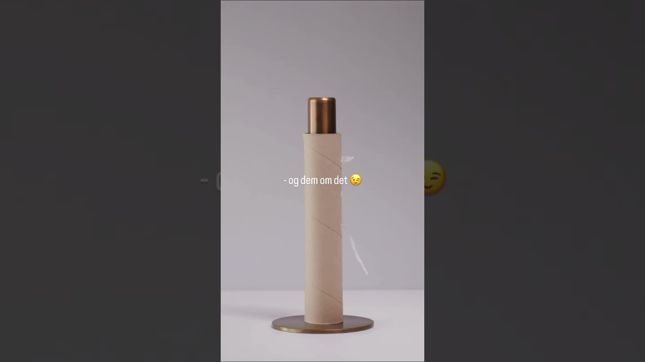 Køkkenrulleholder i ægte, bruneret messing håndlavet i Danmark 🫶🏼🇩🇰