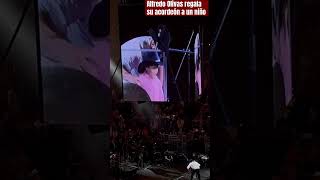 Alfredo Olivas regala su acordeón de casi US$30,000 a un niño en su concierto #viral #fypシ #video