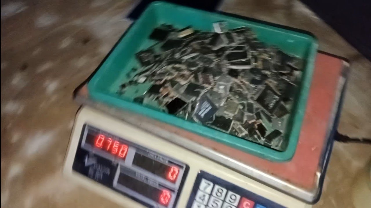 Emas dari ic kotak limbah elektronik