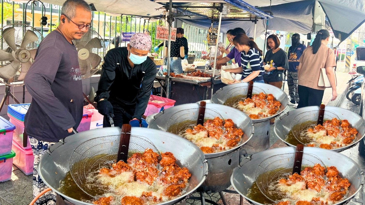 Non Stop Orders! Amazing Asian Master Chef Fried 300Kg Chicken with His Family | Thai Street Food