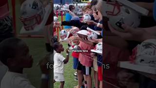 NFL player made sure everyone got an autograph #nfl #shorts
