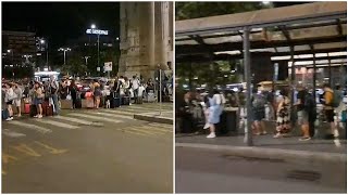 Milano, la coda infinita per i taxi in stazione Centrale domenica notte