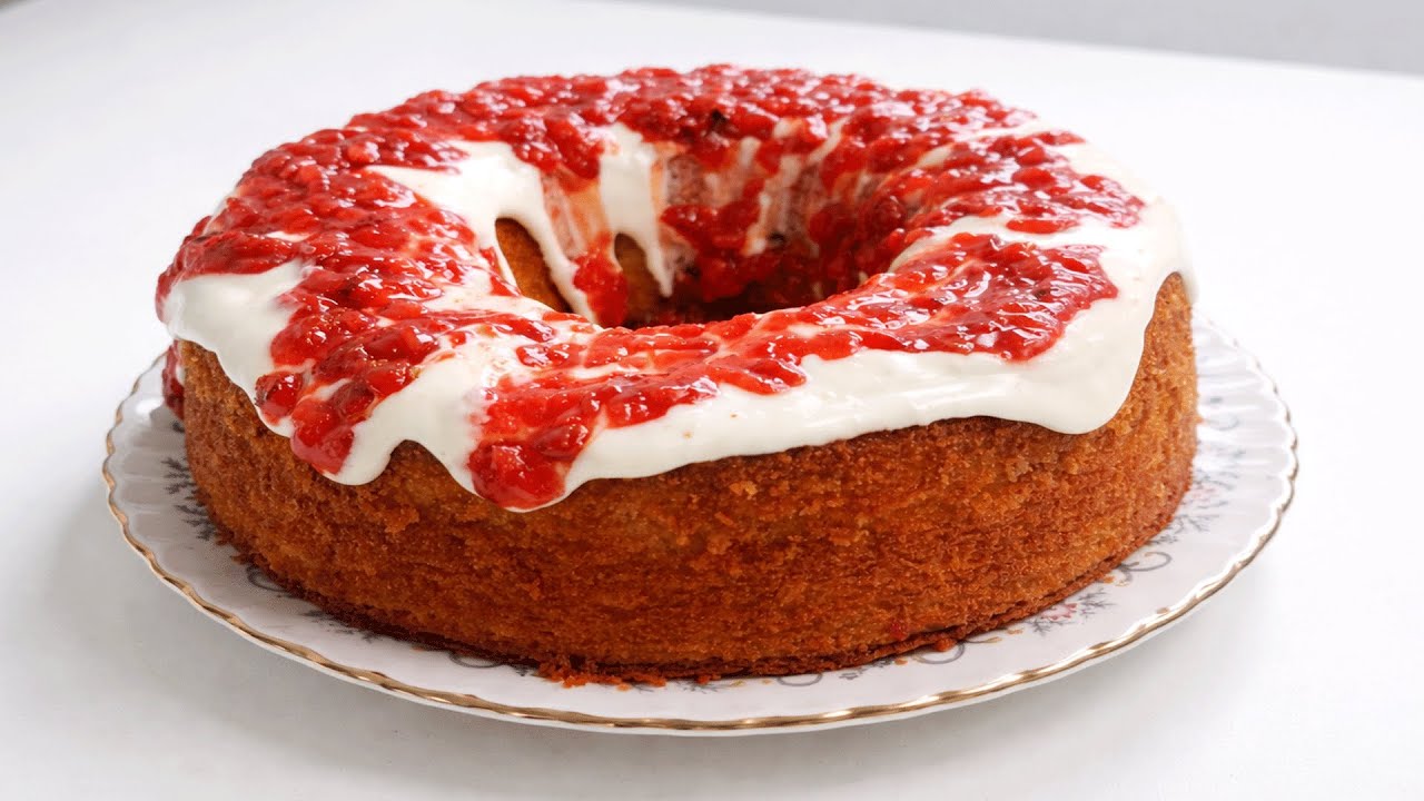 كيكة هشة و سهلة بمضرب يدوي مع صوص كريمي بنكهة الفراولة