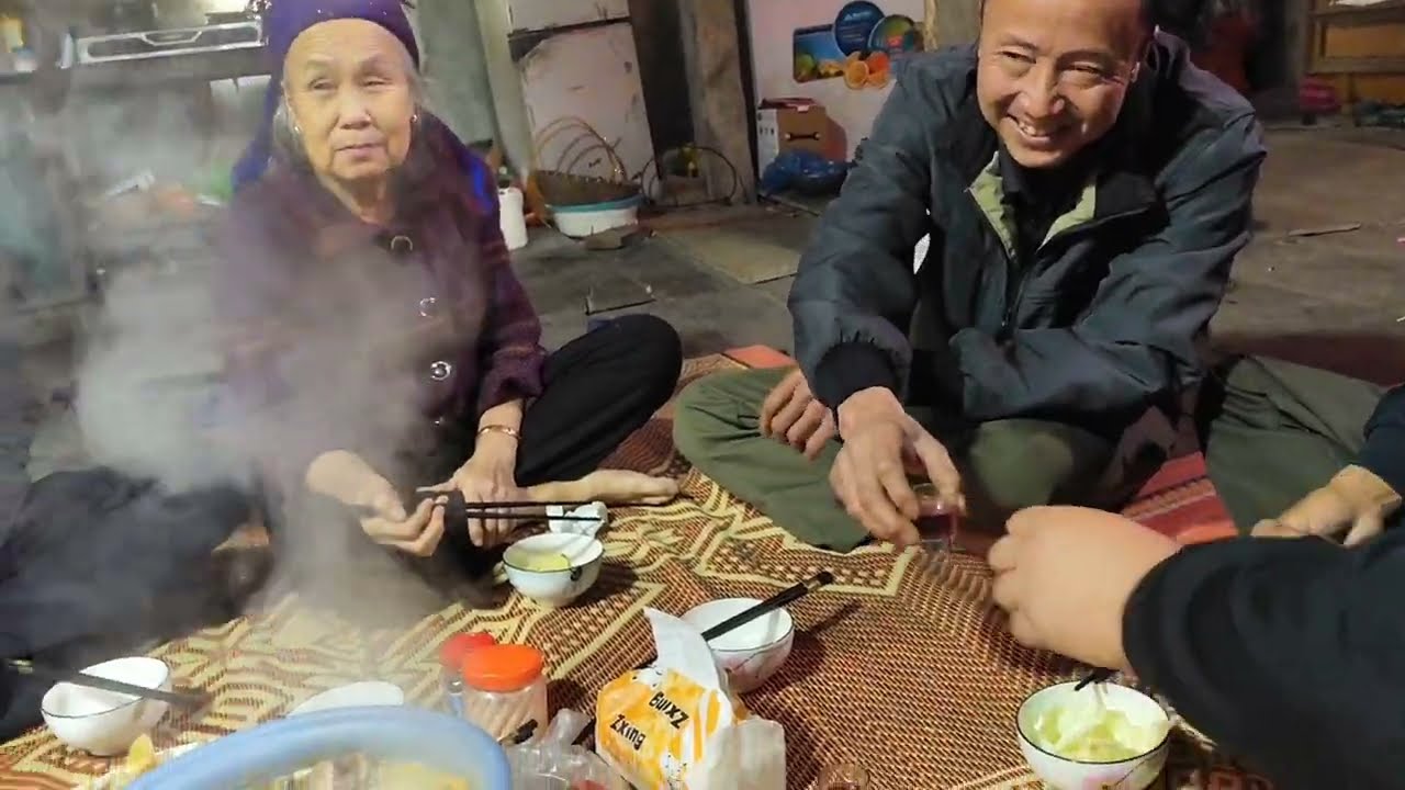 ​Warm reunion with family and friends. Hotpot Reunion with Old Friends 
