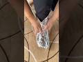 Envuelve tus pies con papel aluminio y descubre trucos que casi nadie conoce.