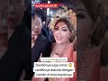MOMEN MANDA MERTUA PUTRI PAKAI BANDO EMAS DI KEPALANYA Beritaartis Putriisnari Hiburan Cantik 