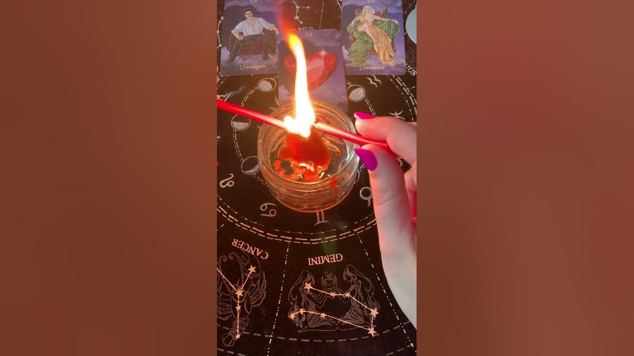 Таро любовь. Tarovedma отзывы. Таролог мужчина. Женщина с картами таро. Сердце люблю.