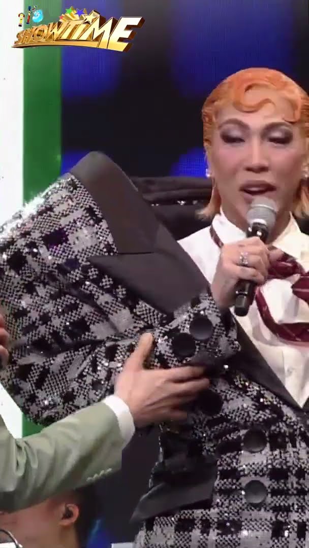 'Pag absent hinahanap, 'pag present inookray #shorts | It's Showtime