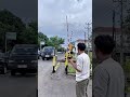 Petugas Pos Menurunkan Mainan Palang Pintu Kereta Api #palangpintukeretaapi