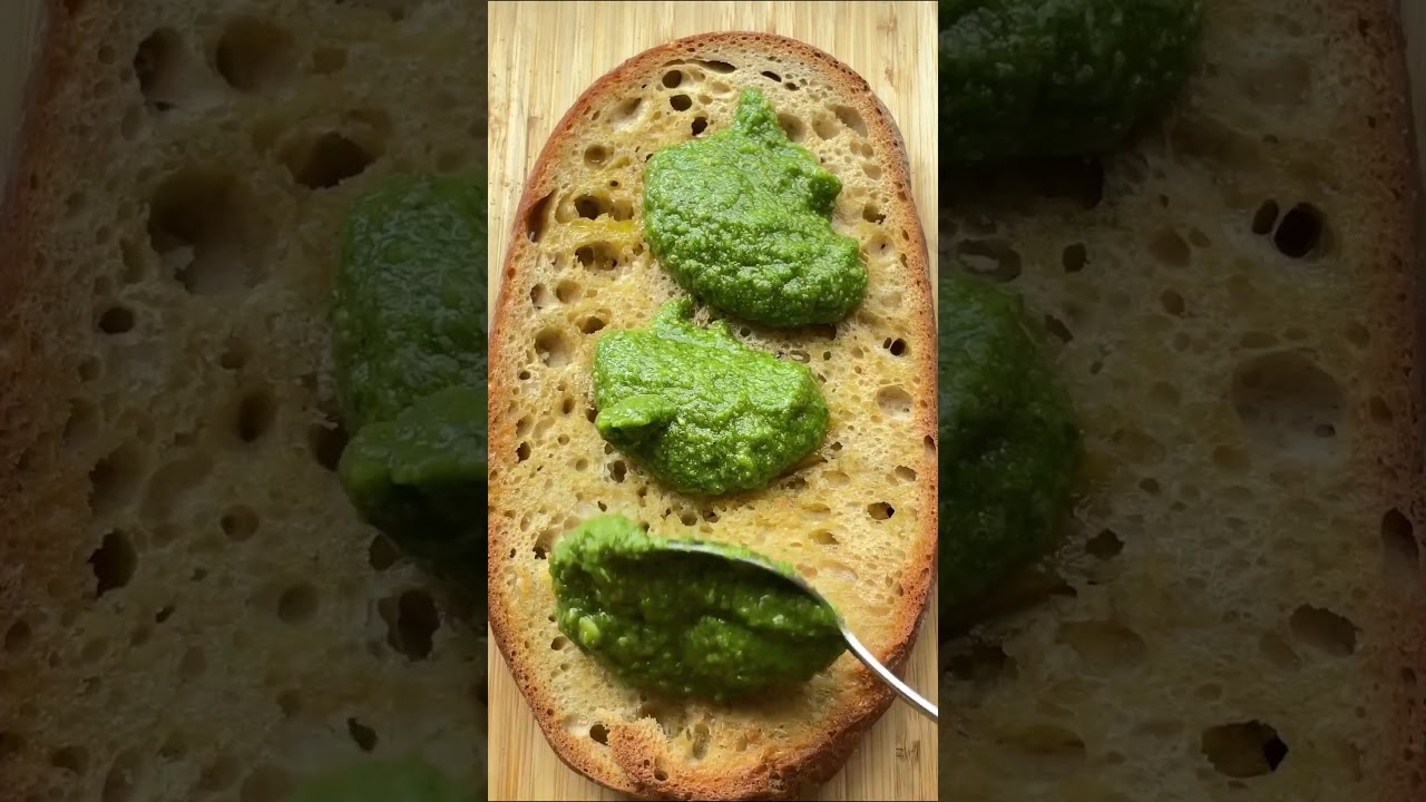 Сэндвич Капрезе (сэндвич с томатами и моцареллой и песто)