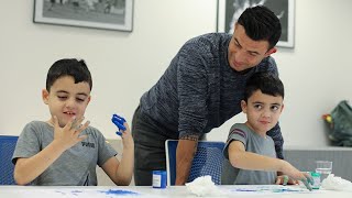 Behrang Safari Och Lifewatch Sprider Kunskap Om Autism