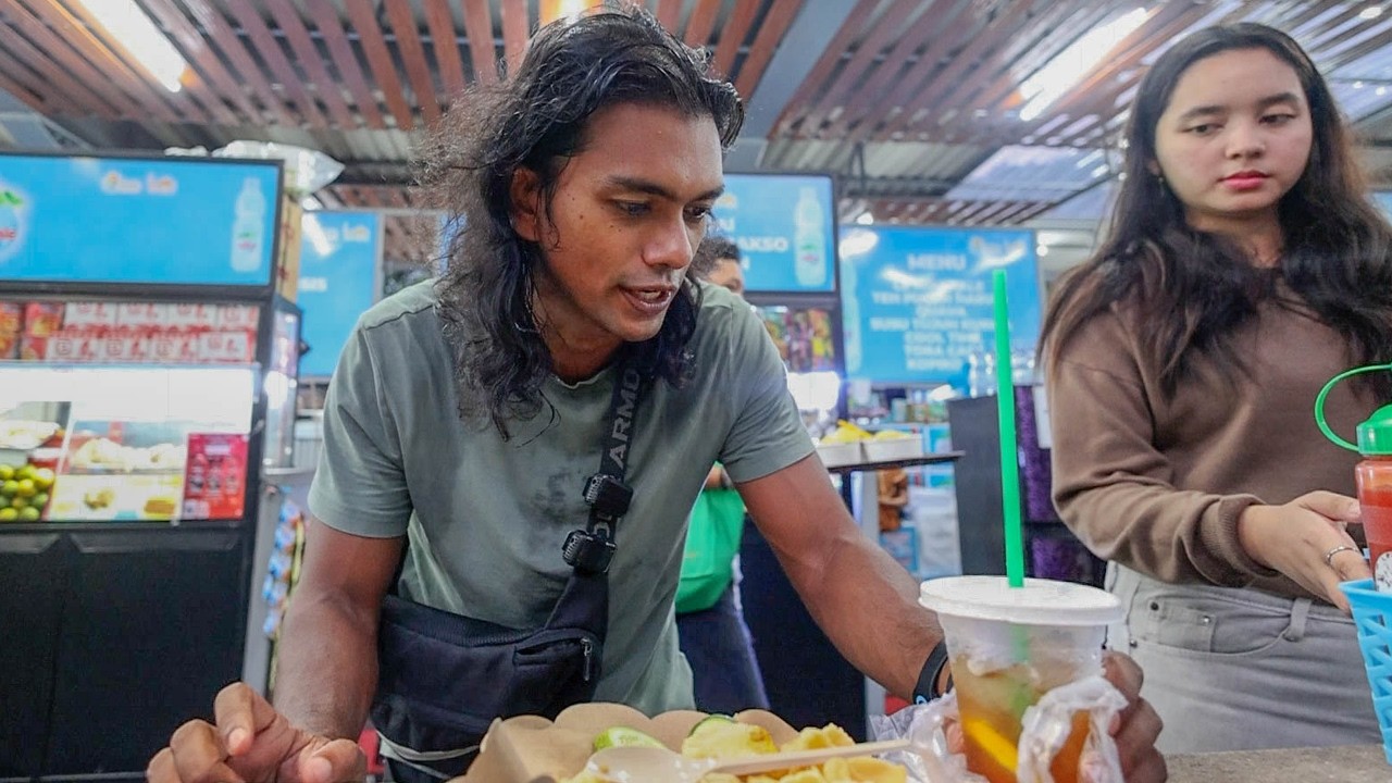 বিশ্বের সবচেয়ে বড় মুসলিম দেশে ইফতার