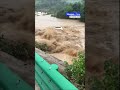 Un’auto rimasta bloccata sul bordo di un ponte crollato è precipitata in un fiume in piena a Xiaogan