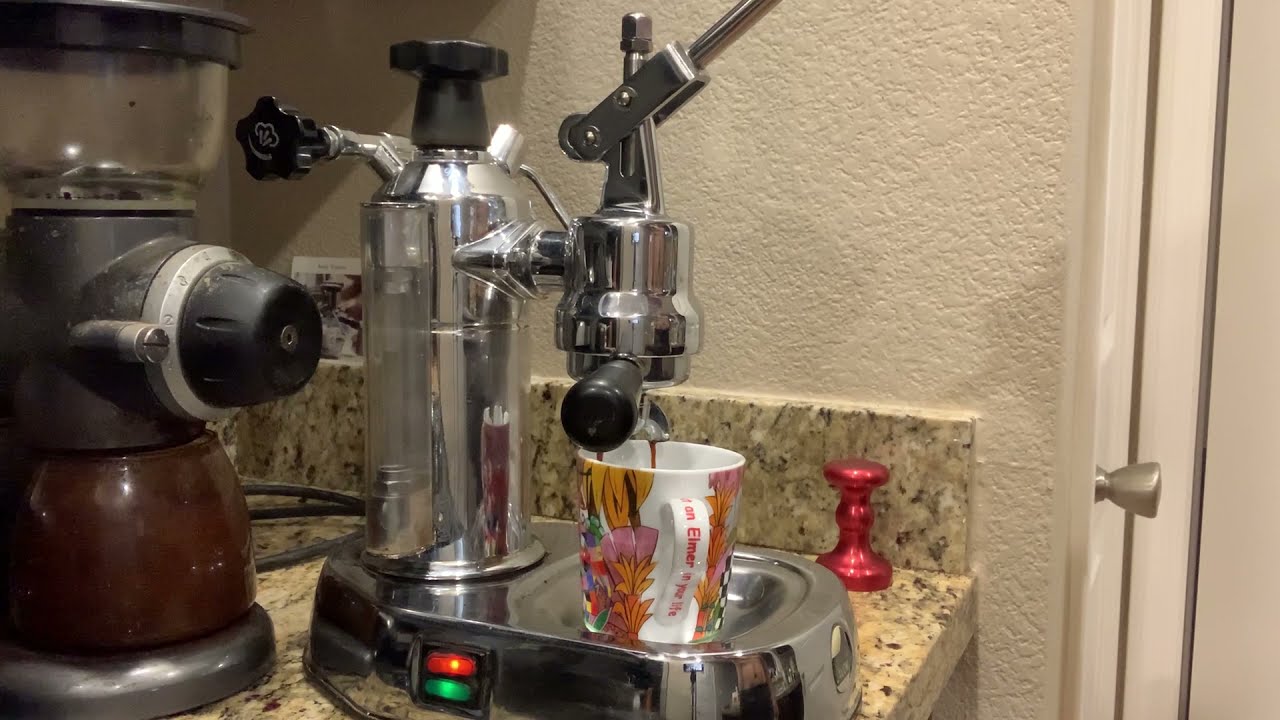 Double espresso shot. La Pavoni Classic 