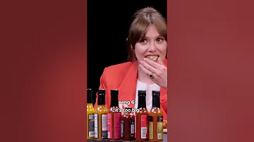 Elizabeth Olsen's reaction to every wing on Hot Ones 💪