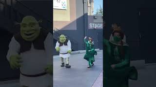 SO CUTE! Shrek and Fiona Walking Past Me at Universal Studios Hollywood