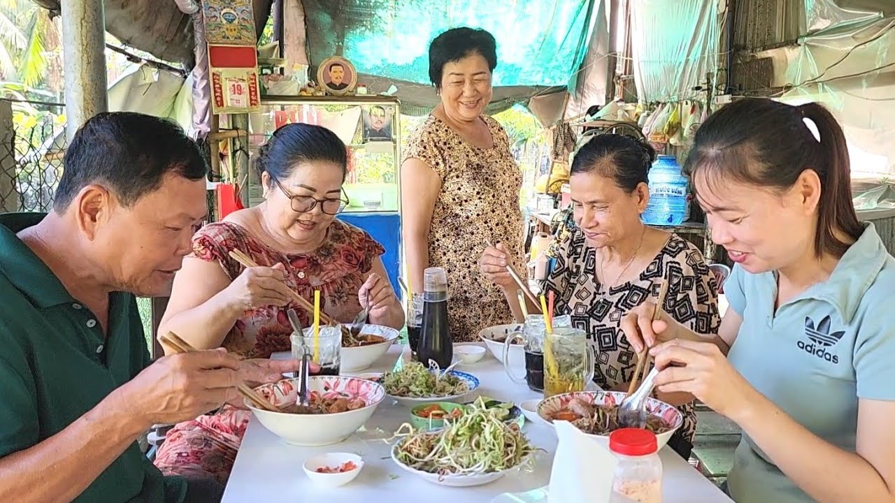 Vô Tình Sui Gia Gặp Mặt và Cùng Thưởng Thức Món Bún Riêu Cua Đồng Cũng Thiệt Là Vui | BQCM & Family