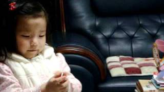 20110216 萱萱提兔子燈籠 (II)  (萱萱 2.9Y, 采璇 11M)