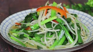 Leek + bean sprouts, simple fried, light and refreshing, the more you eat the more thin!