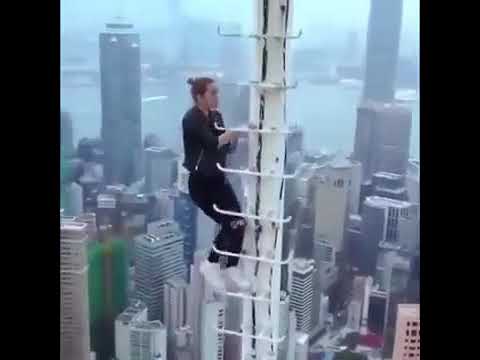 عايشه سني وبغني وبحب الحياه قلبي عايش سنين