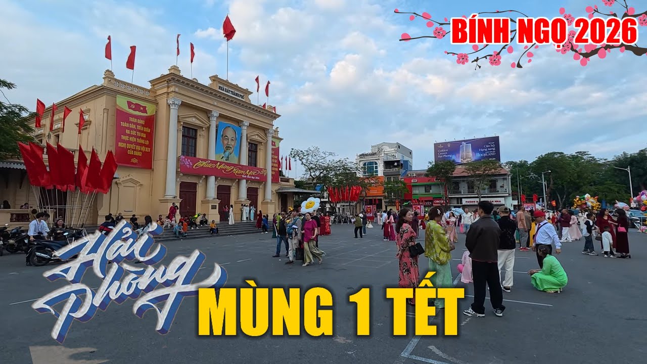 Dải trung tâm thành phố đông kín người Mùng 1 Tết Bính Ngọ 2026 (17.02.2026)