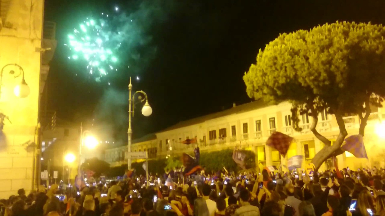 Il Crotone resta in A: festa grande a Piazza Pitagora (oi mammicè)