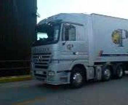 dad pulling onto the wash in his merc actros at pulleyn transport in reading