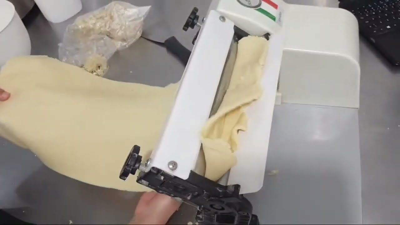 Aprenda a passar a massa básica no cilindro elétrico/ corte da live