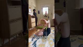 Он проходит челлендж со стулом, не касаясь пола #shorts