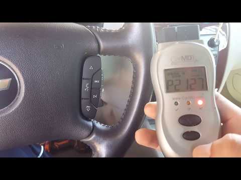 Vídeo: On es troba el sensor de pressió d’oli en un Chevy Impala 2007?